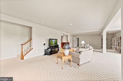 20906 Mcintosh Pl, Leesburg VA  20175-6372 exterior