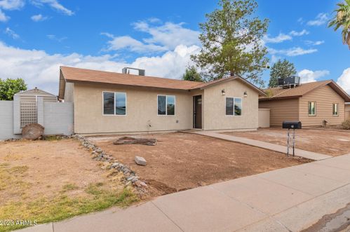 5225 Country Gables Dr, Glendale, AZ 85306-3921