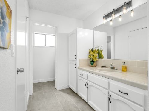 855 Mount Whitney Ave, Laton CA  93242-9724 exterior