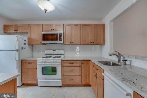 7779 Willow Pt Dr, Falls Church VA  22042-7536 exterior