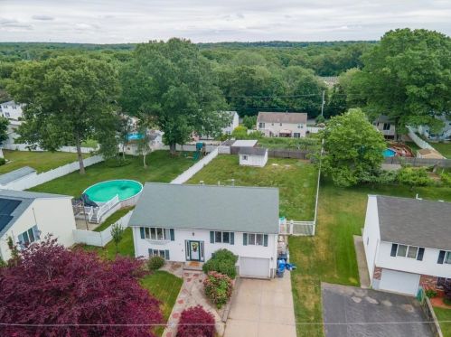 21 Vineyard Ave, Cumberland, RI 02864-7215