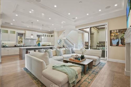 2691 Crestview Dr, Newport Beach CA  92663-5626 exterior