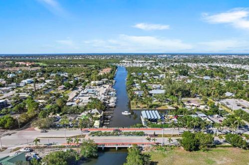 4635 Bayshore Dr, Naples FL  34112-4358 exterior