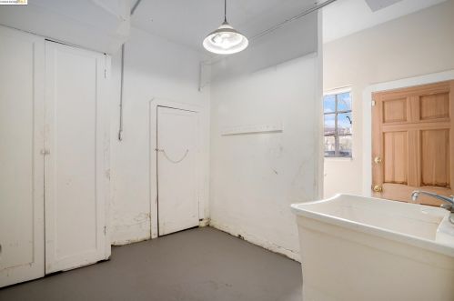 1 Kingsland Pl, Oakland CA  94619-2608 exterior