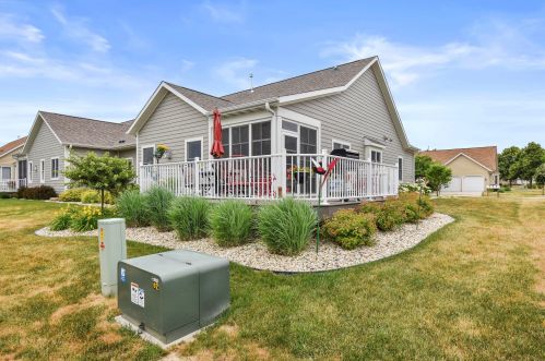 937 Spy Glass Hl, Waterford, WI 53185-3995