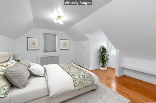 2 Oak Dr, New Hyde Park NY  11040-3315 exterior