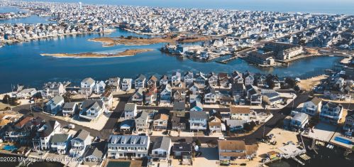 8 Harborside Dr, Pelican Island NJ  08751-1316 exterior