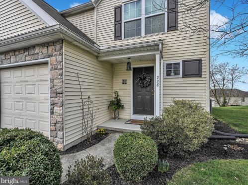 228 Eagle Dr, Ephrata, PA 17522-8774