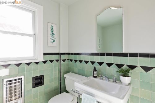 1906 Hoover Ave, Oakland CA  94602-1922 exterior