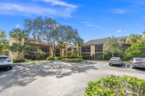 9450 Meadowood Dr, Fort Pierce, FL 34951-2951