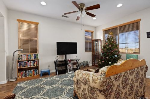 43323 Elizabeth Ln, Lancaster, CA 93535-2959