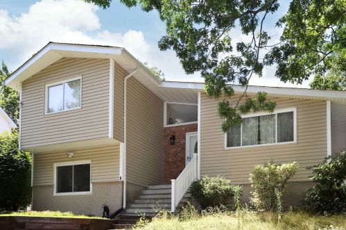 9 Seaside Ave, Scotts Beach, NY 11789-2822