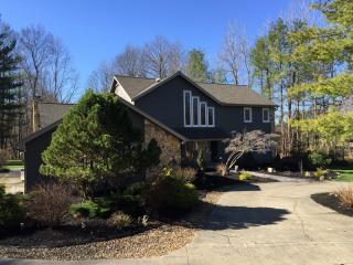 808 Center Rd, Hinckley, OH 44233-9480