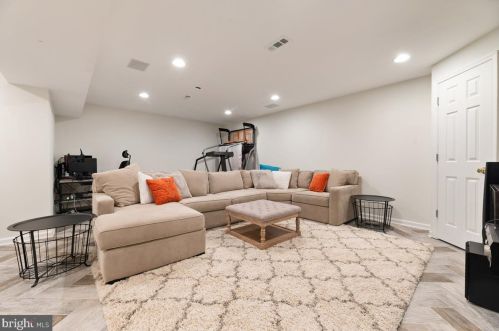 9106 Meadowcreek Ln, Lorton VA  22079-3238 exterior