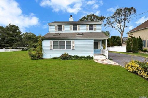148 Bellevue Rd, Oakdale, NY 11769-2103