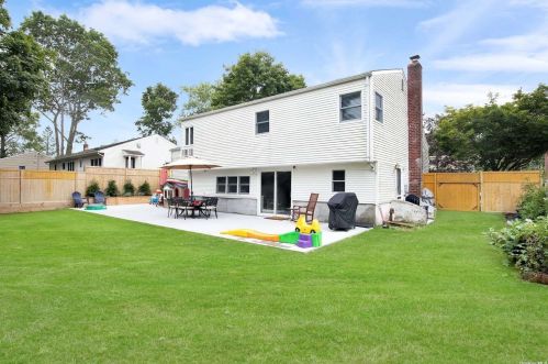 429 Hillside Ave, West Sayville NY  11796-1205 exterior