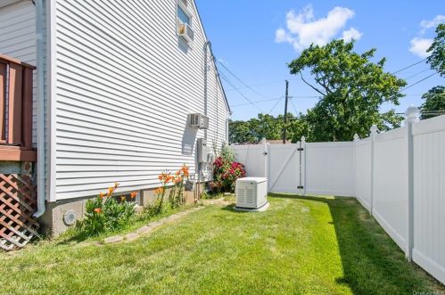 577 Centre Ave, North Lindenhurst NY  11757-3114 exterior