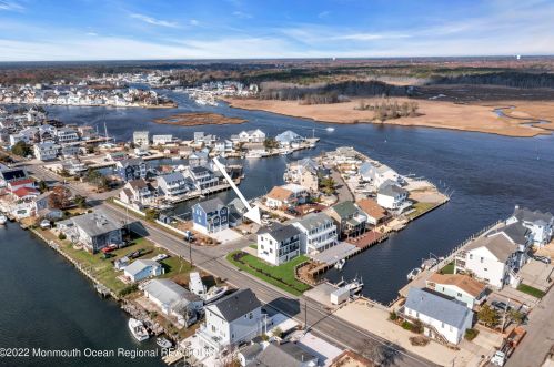 1217 Niihau Dr, Lacey NJ  08731-4702 exterior