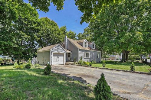 359 Evers St, Bridgeport, CT 06610-1302