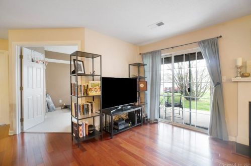 1 Forest Glen Cir, Middletown, CT 06457-6602