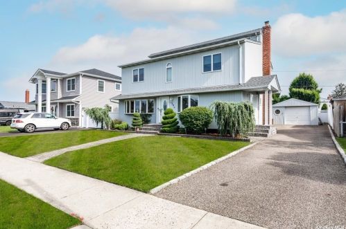 29 Amherst Ln, Hicksville, NY 11801-3303