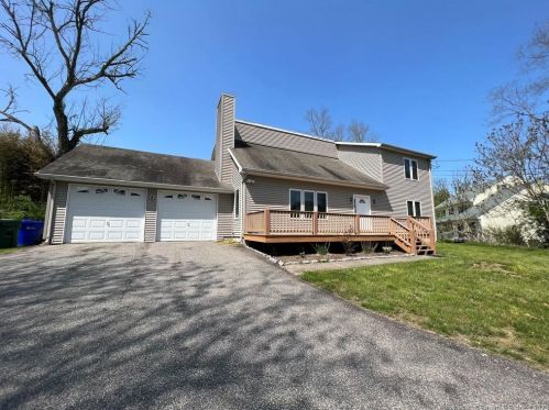 390 Boston Post Rd, Waterford CT  06385-1508 exterior