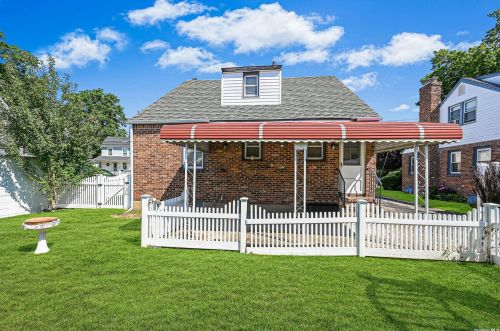 87 Sherman Ave, Williston Park, NY 11596-2315