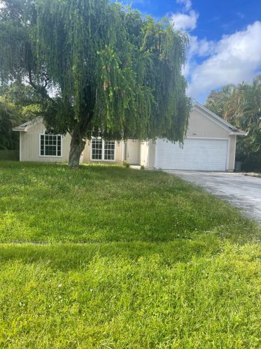 568 Avon Ave, Fort Pierce, FL 34983-8723