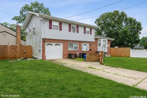 327 5th St, Deer Park, NY 11729-6540