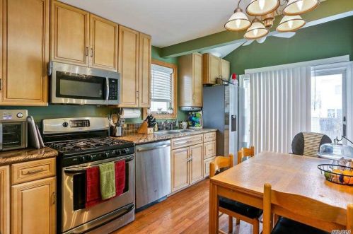 61 Hollywood Ave, North Lindenhurst NY  11757-6704 exterior