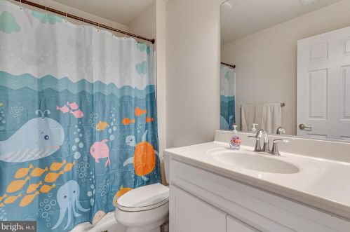 2998 Chinkapin Oak Ln, Woodbridge VA  22191-7514 exterior