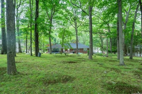 4 Hillside Ter, Airmont NY  10901-2105 exterior