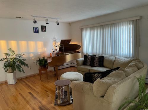 581 Walnut St, North Lindenhurst, NY 11757-4758