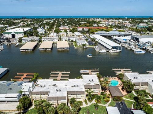 800 River Point Dr, Naples FL  34102-3406 exterior