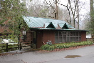 337 Circle Dr, Gatlinburg, TN 37738-3419