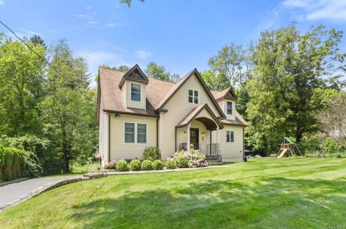 17 Dixon Lake Dr, Mahopac, NY 10541-3327