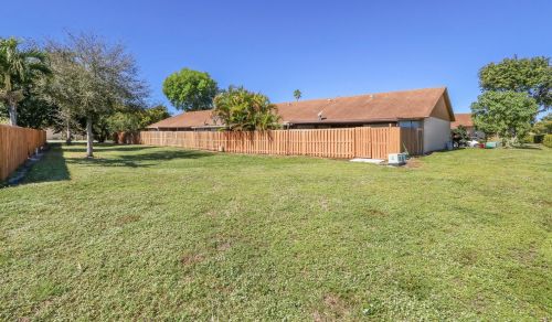 6704 193rd Ter, Hialeah FL  33015-2454 exterior