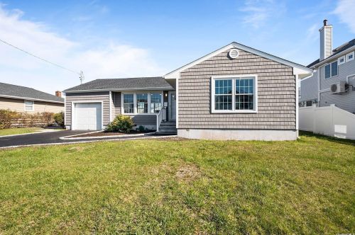 11 Gibbs Rd, Amityville, NY 11701-4025