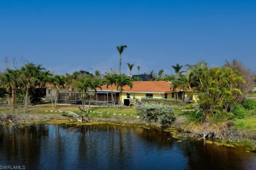 9421 Moonlight Dr, Sanibel, FL 33957-4210