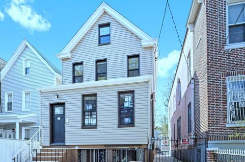 686 220th St, Bronx, NY 10467-5318