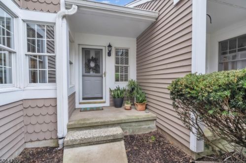 76 Edgewood Rd, Bedminster, NJ 07921-1649