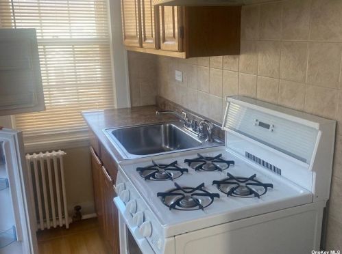 34 Harvard St, Williston Park NY  11596-1313 exterior