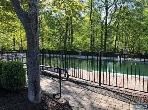 44 Hunters Run, Oakland NJ  07436-2344 exterior