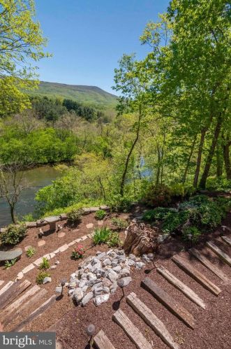 160 Manor Dr, Edinburg VA  22824-3579 exterior