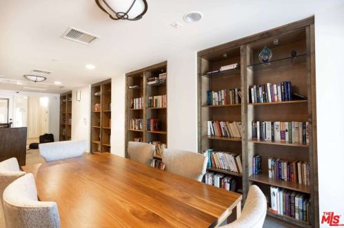 5015 Balboa Blvd, Van Nuys CA 91316-3424 exterior