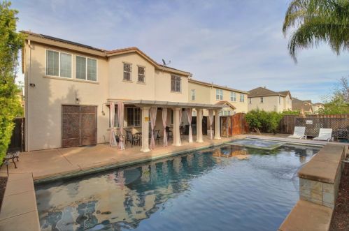 9872 Winkle Cir, Elk Grove CA  95757-6276 exterior