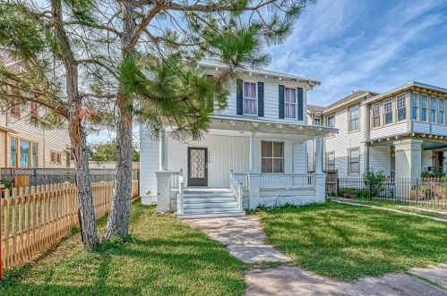 3214 Bernardo De Galvez Ave, Galveston TX  77550 exterior