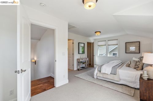 5904 Canning St, Oakland CA 94609-1306 exterior