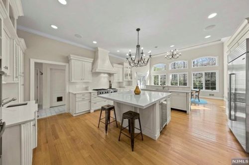 878 Seneca Rd, Franklin Lakes NJ  07417-2825 exterior