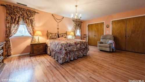 76 Shelbourne Ln, New Hyde Park NY  11040-1044 exterior